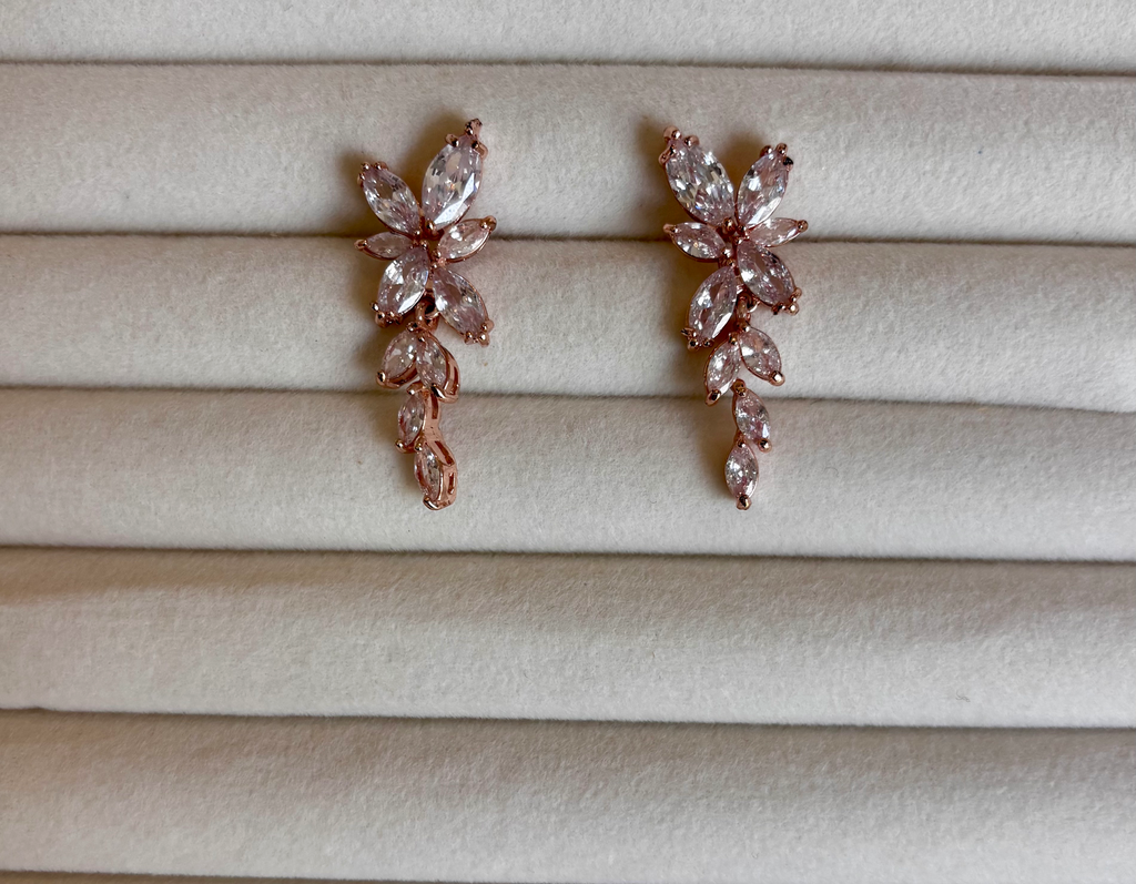 Arete Floral Rose Plata .925 con baño de rodio