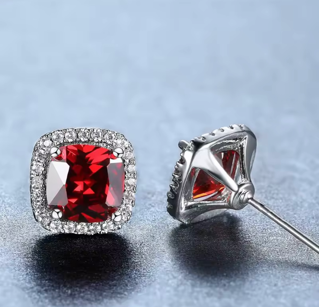 [S211] Arete Studs Carlota Rubi Plata .925 con baño de rodio